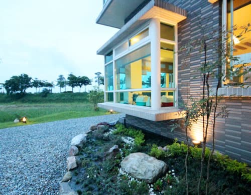 夕暮れのWater Edge Garden Homestayの窓辺の景色