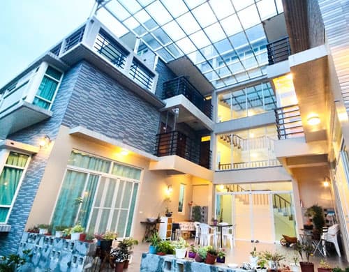 Water Edge Garden Homestayの中庭と夜の照明