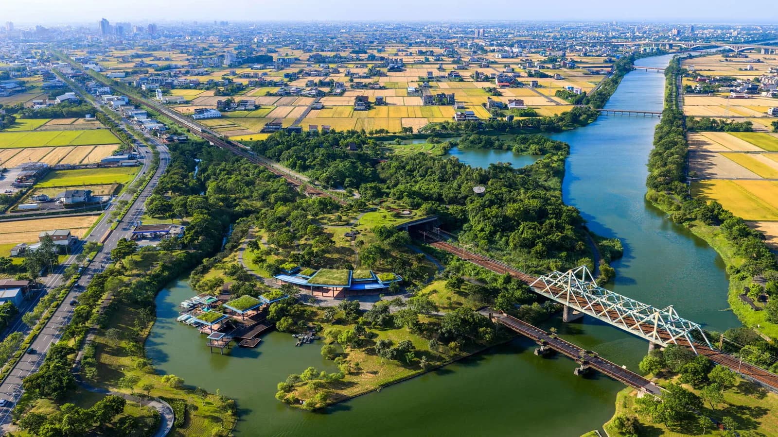 ภาพสถานที่จริง Ecoark ทางการของอี๋หลาน:สนามหญ้าริมน้ำ