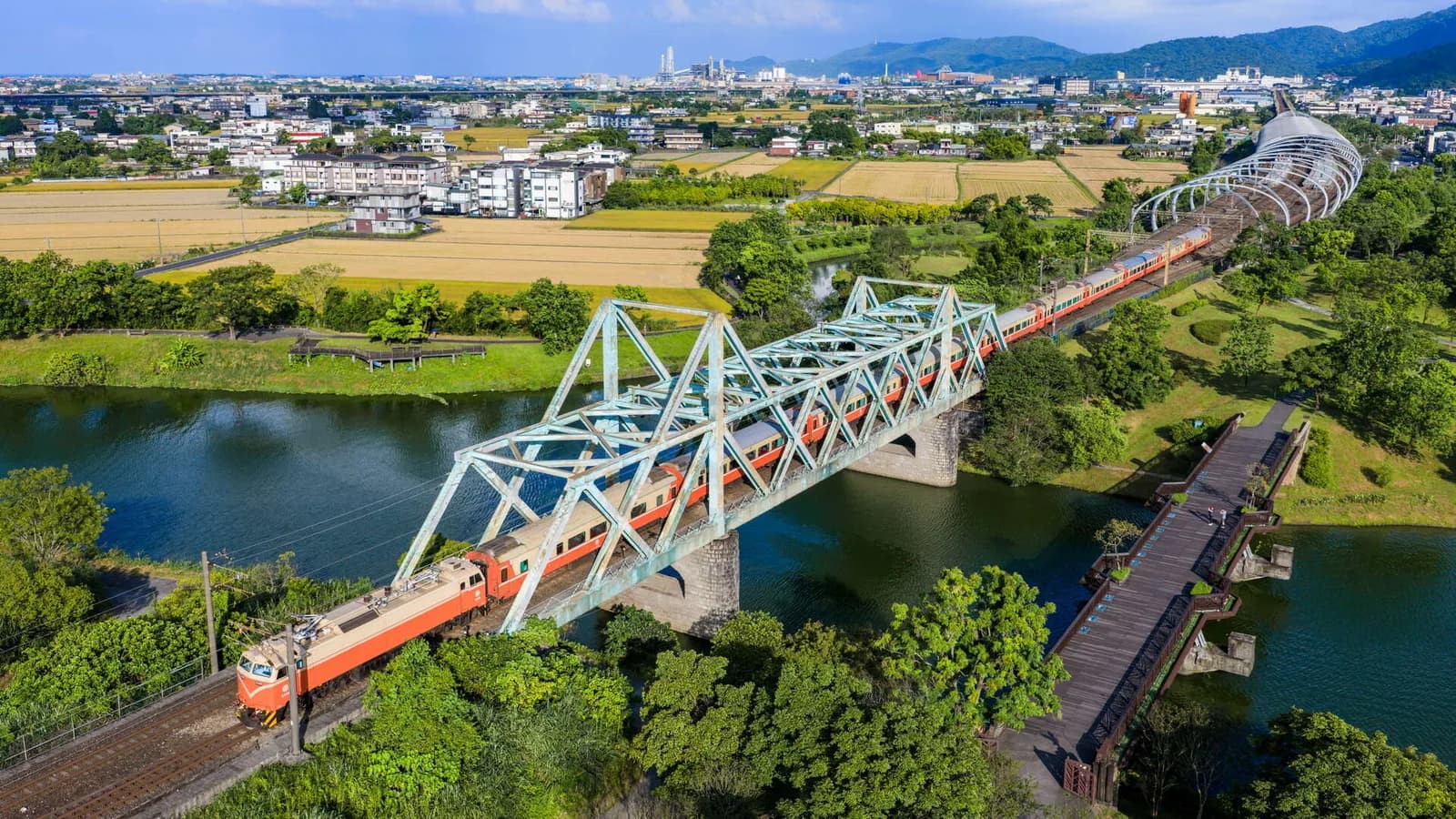 ภาพสถานที่จริง Ecoark ทางการของอี๋หลาน:สะพานคนเดิน Forest Pulse · สะพานรถไฟ Dongshan River