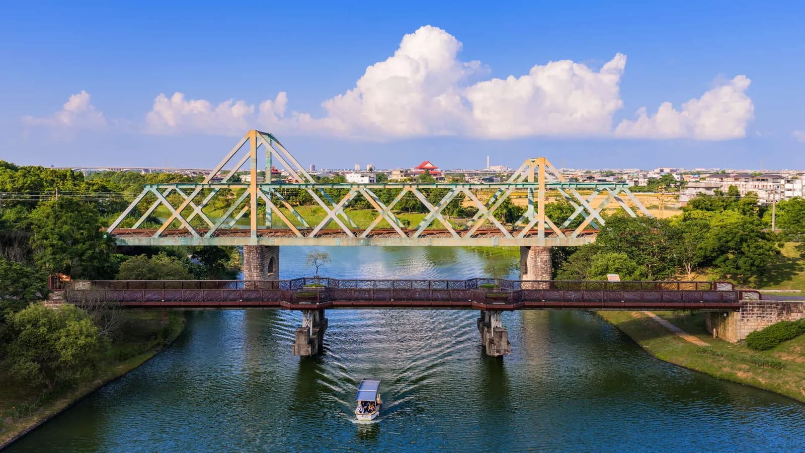 ภาพสถานที่จริง Ecoark ทางการของอี๋หลาน:สะพานรถไฟ Dongshan River · 生態綠舟園內電動船 · เรือไฟฟ้าในสวน