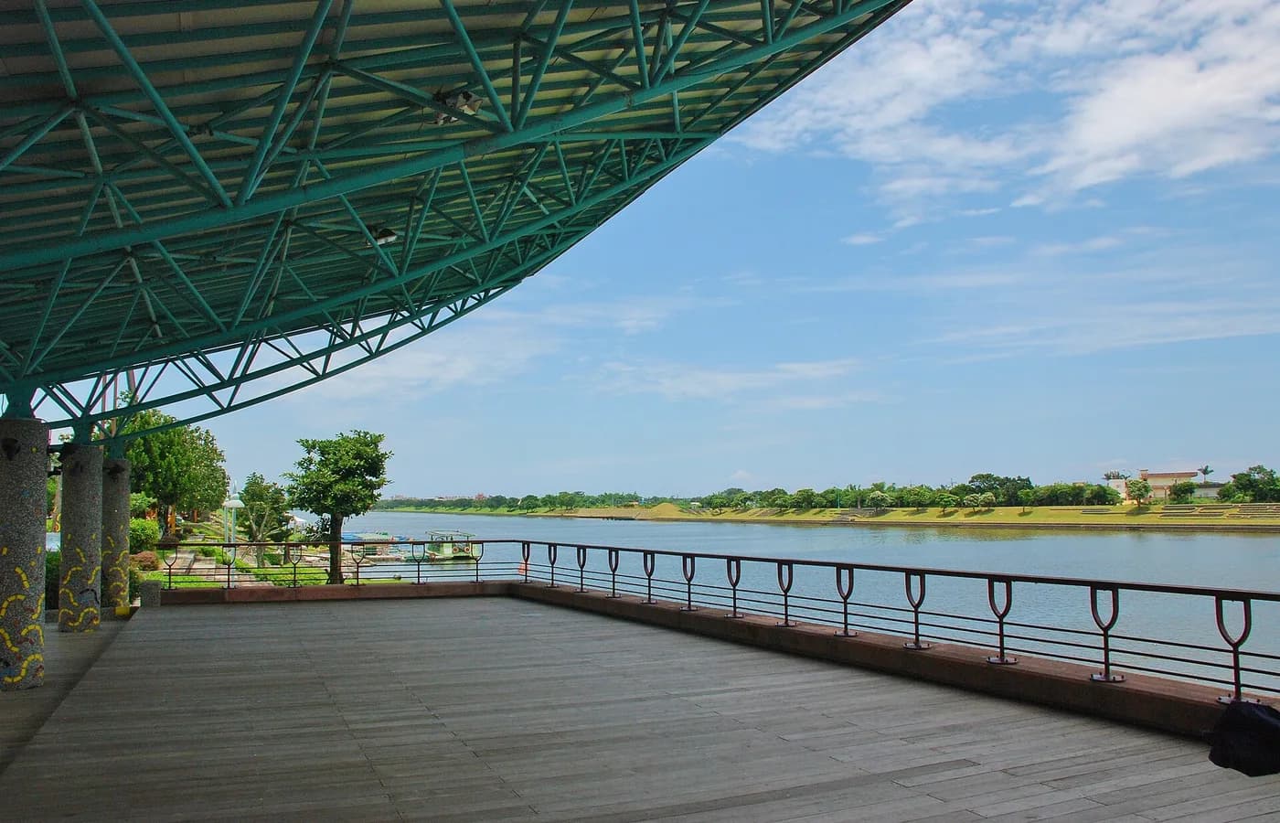 河岸步道与草地 — 冬山河