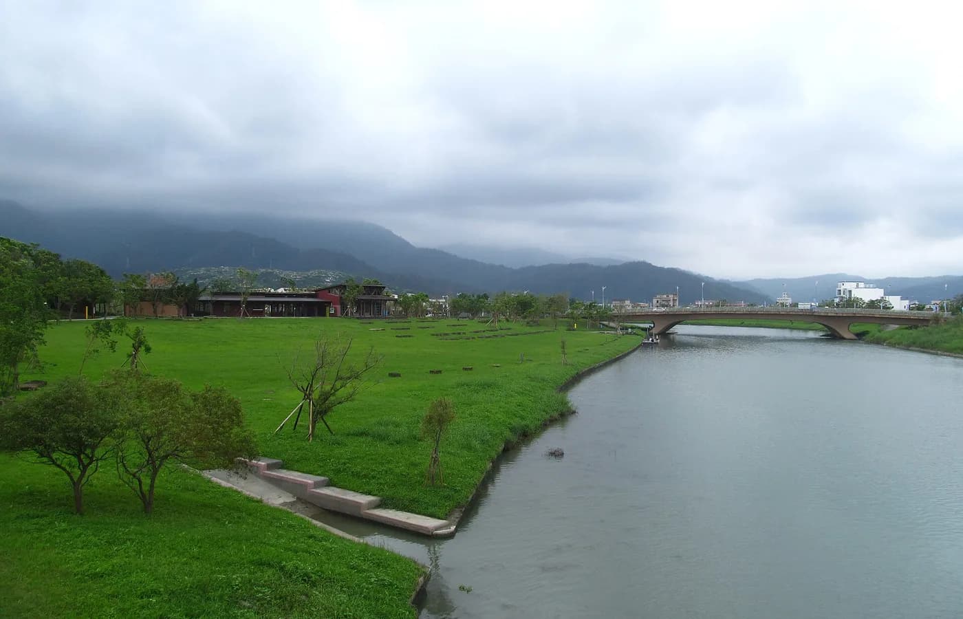 冬山河親水公園草地、步道與河岸景觀