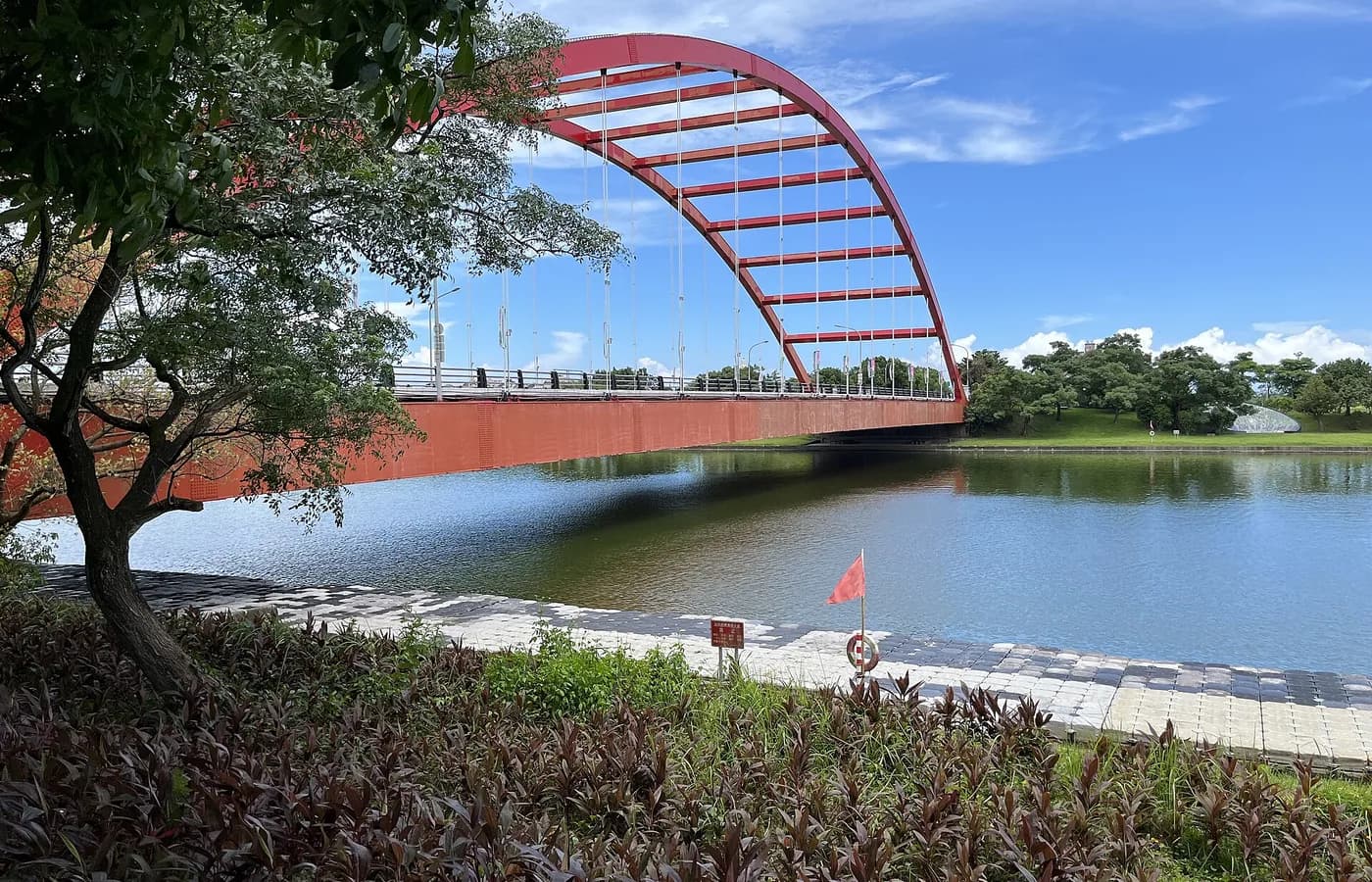冬山河水面上的紅色利澤簡橋