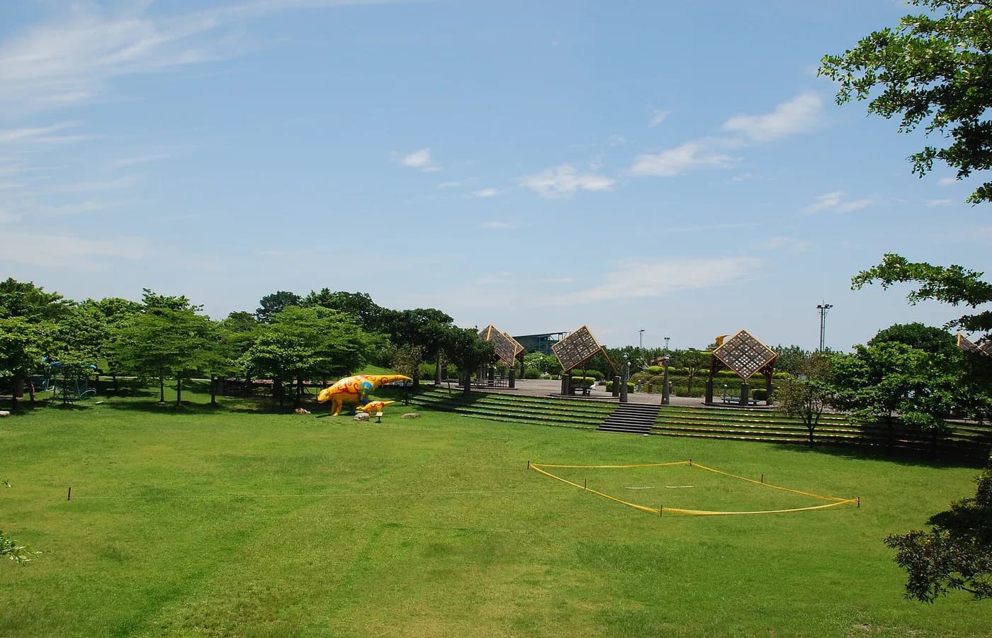 半天亲子慢游 — 河岸步道与草地
