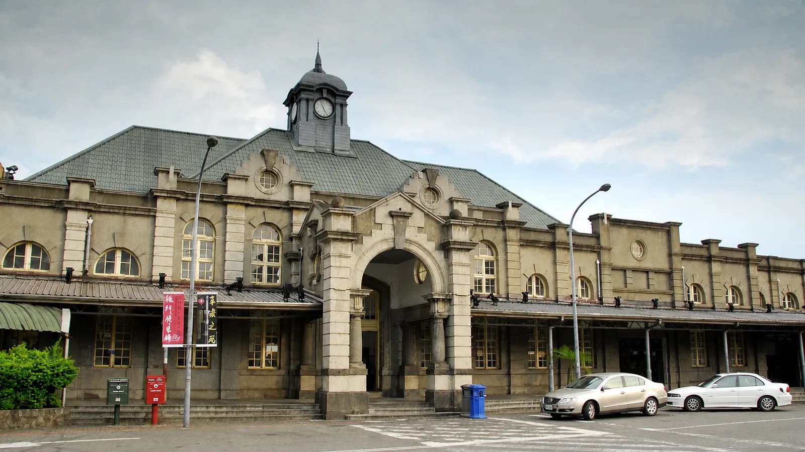 Makasaysayang TRA Hsinchu Station, tore ng orasan, arko at plaza sa harap