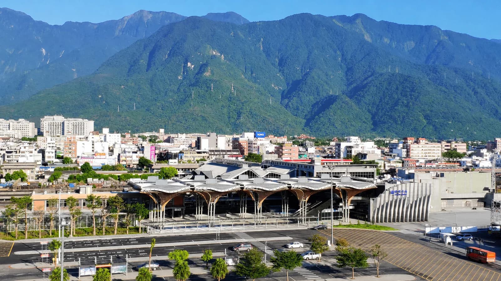 Tanawin ng Hualien Station, Central Mountain Range, gusali at kalsada sa harap