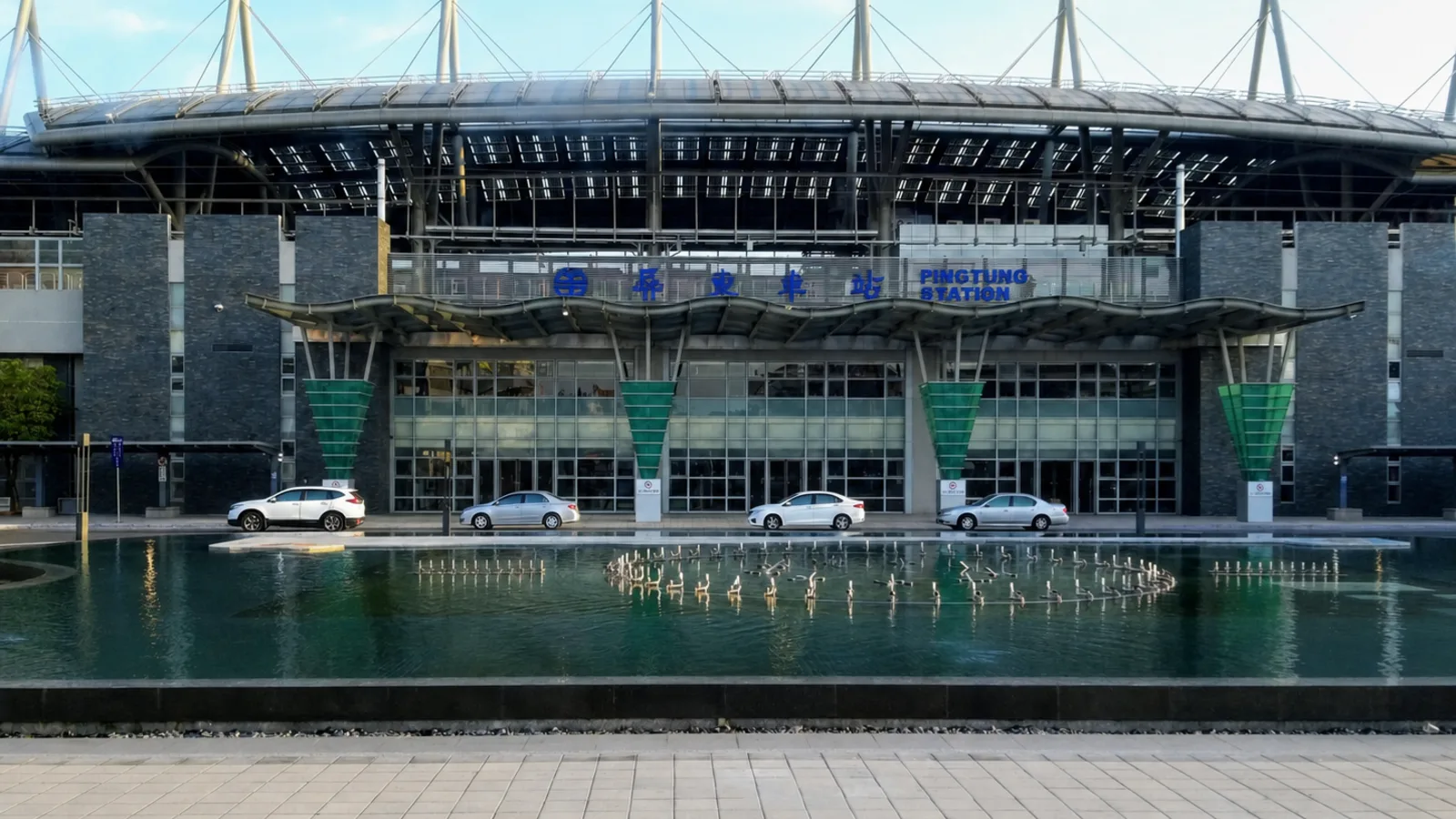 Harapan ng Pingtung Station, reflecting pool, karatula ng istasyon at plaza