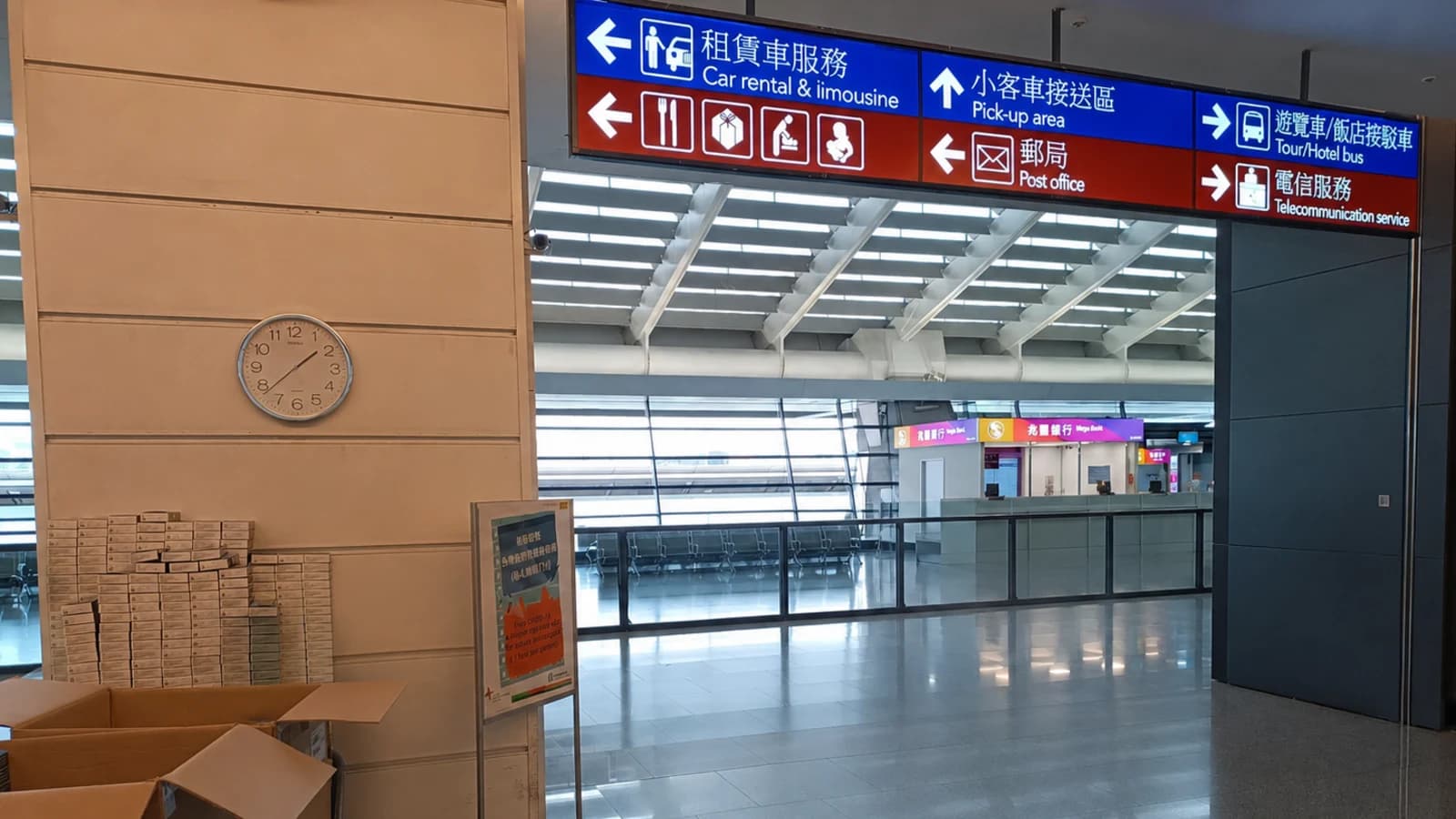 Arrival hall ng Taoyuan Airport Terminal 1 na may malinaw na karatulang pang-transportasyon at maliwanag na concourse