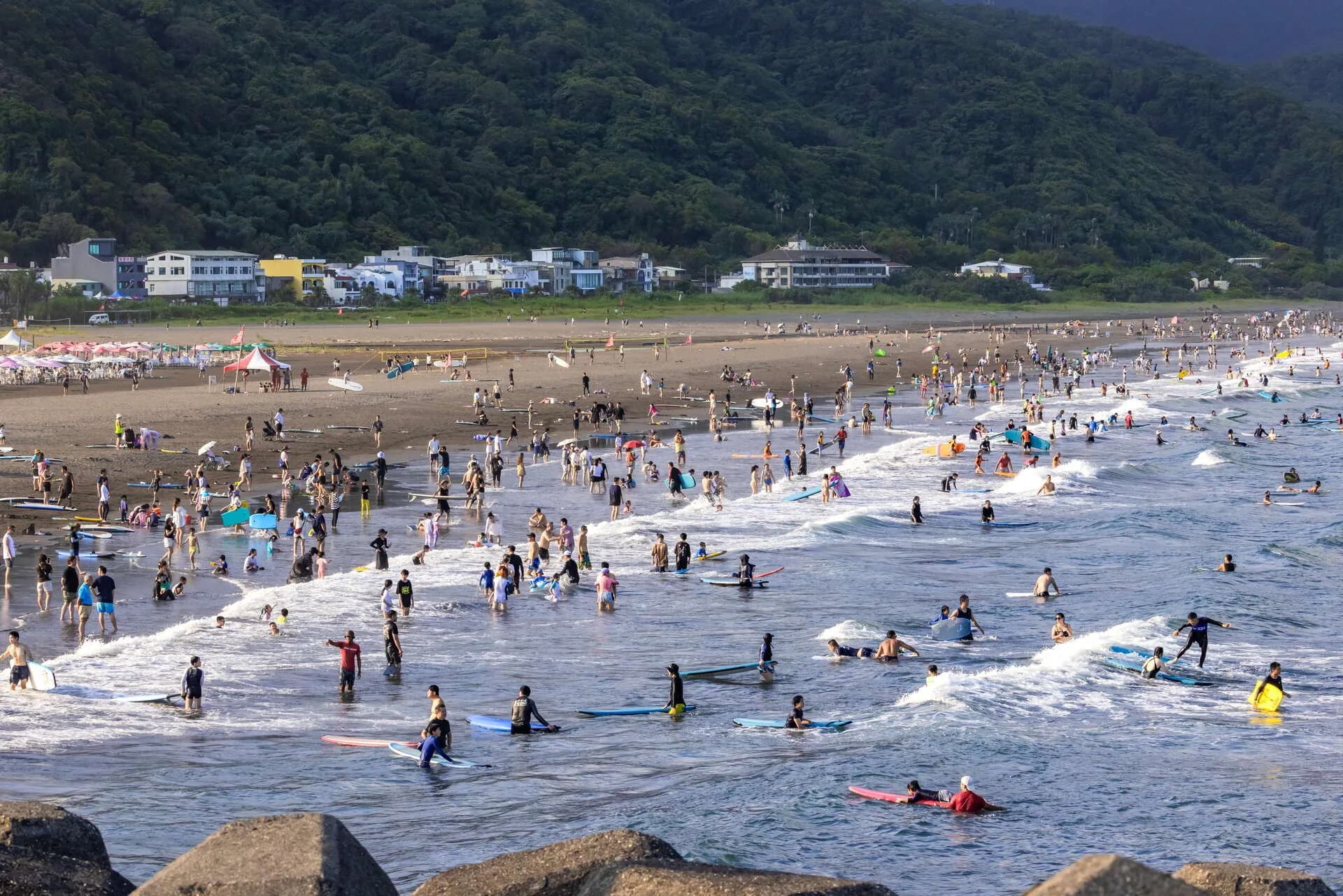 Wai'ao Beach mit fernen Surfern