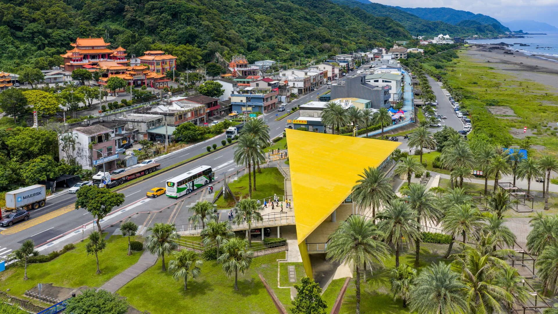 Wai'ao Visitor Center und Highway 2 aus der Luft