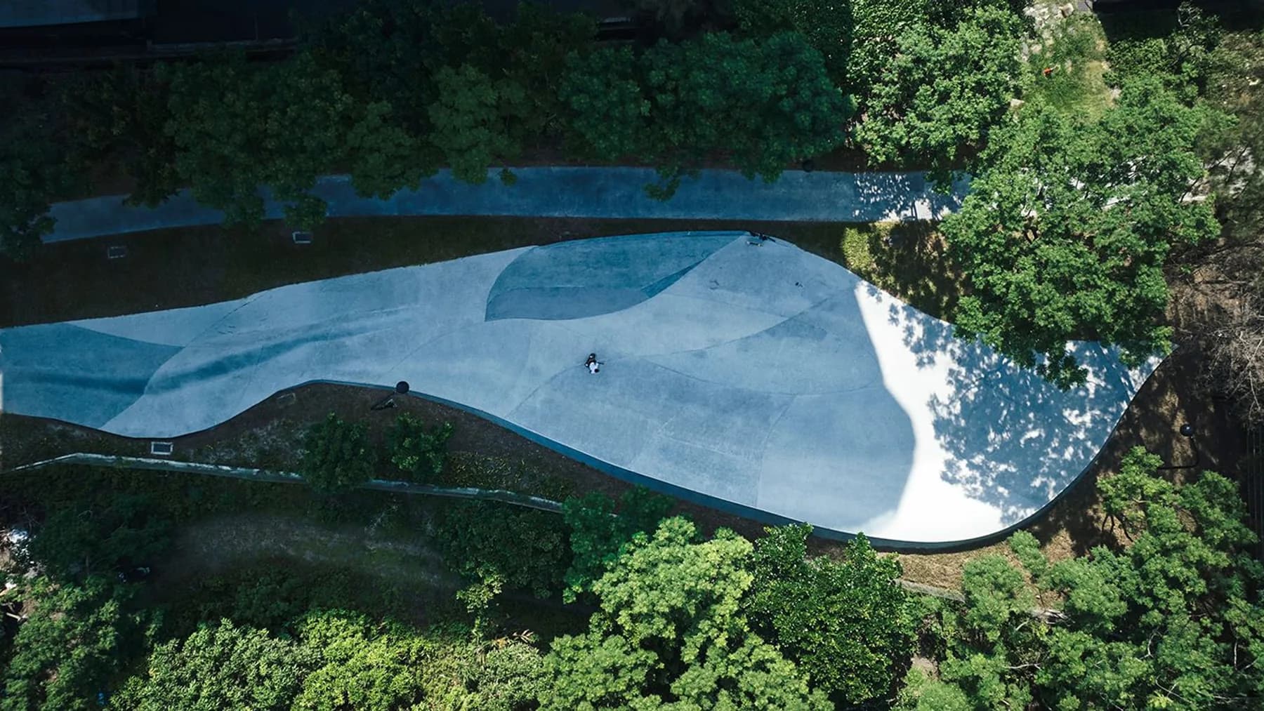 Draufsicht auf Kurven und Außenwege des Wai'ao Surfskate Park