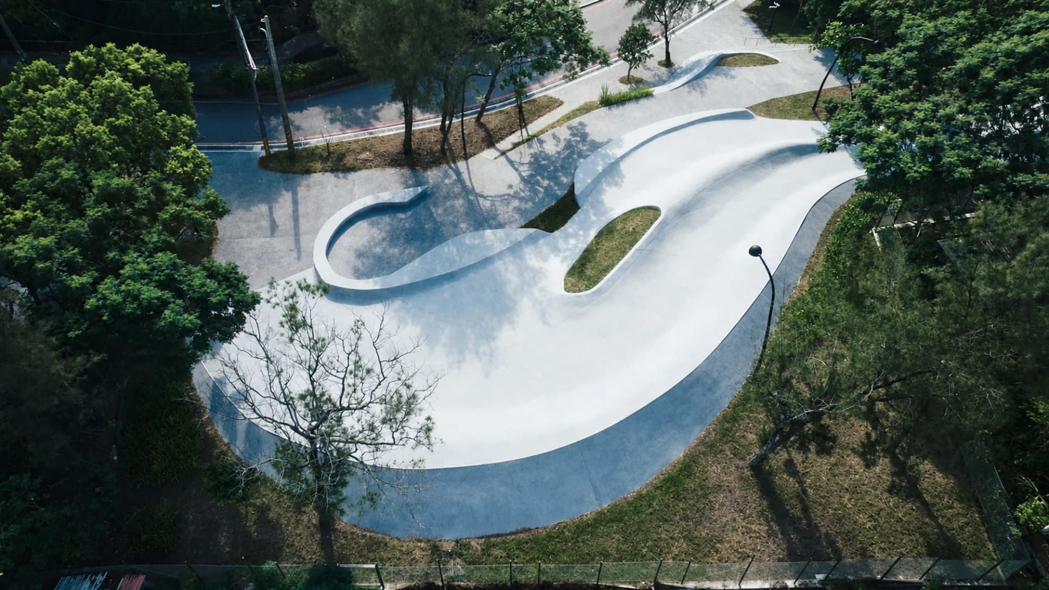 Umaalong kongkretong kurba, practice track at halaman sa Wai'ao Surfskate Park