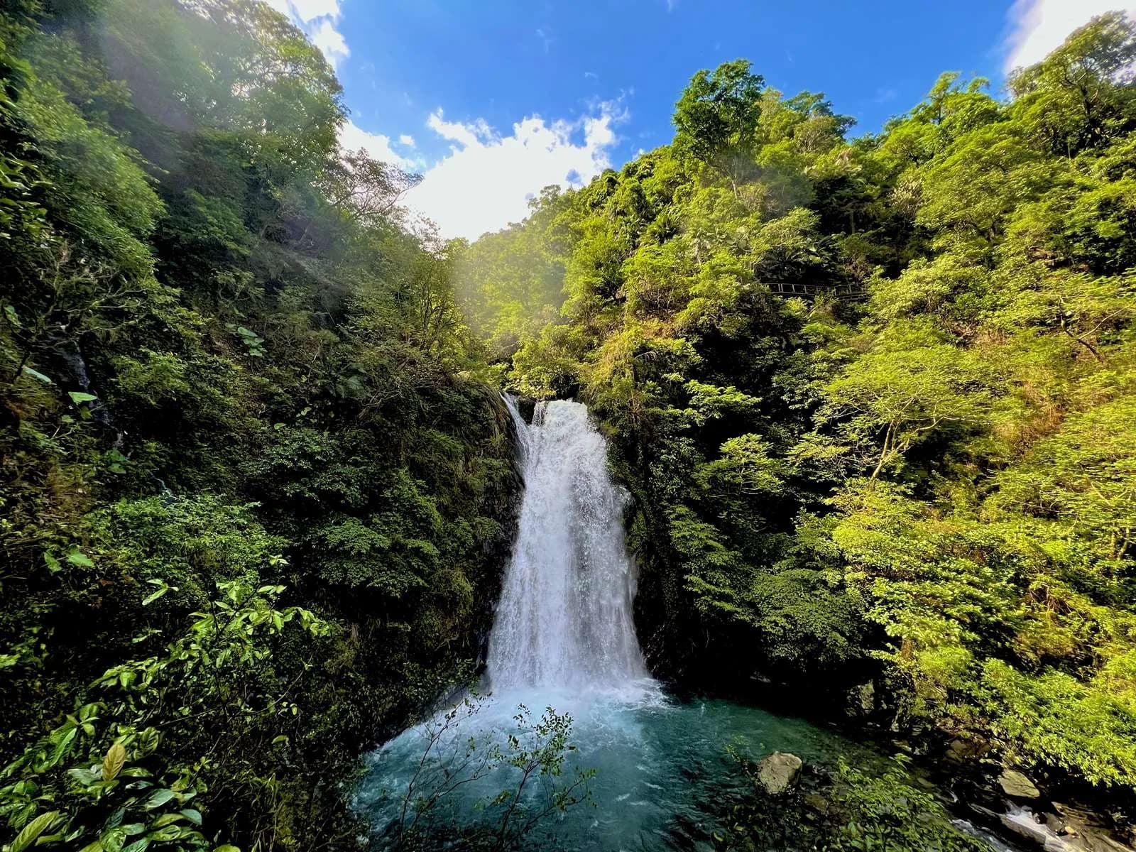 Tanawin ng kagubatan at sapa sa Xinliao Waterfall Trail