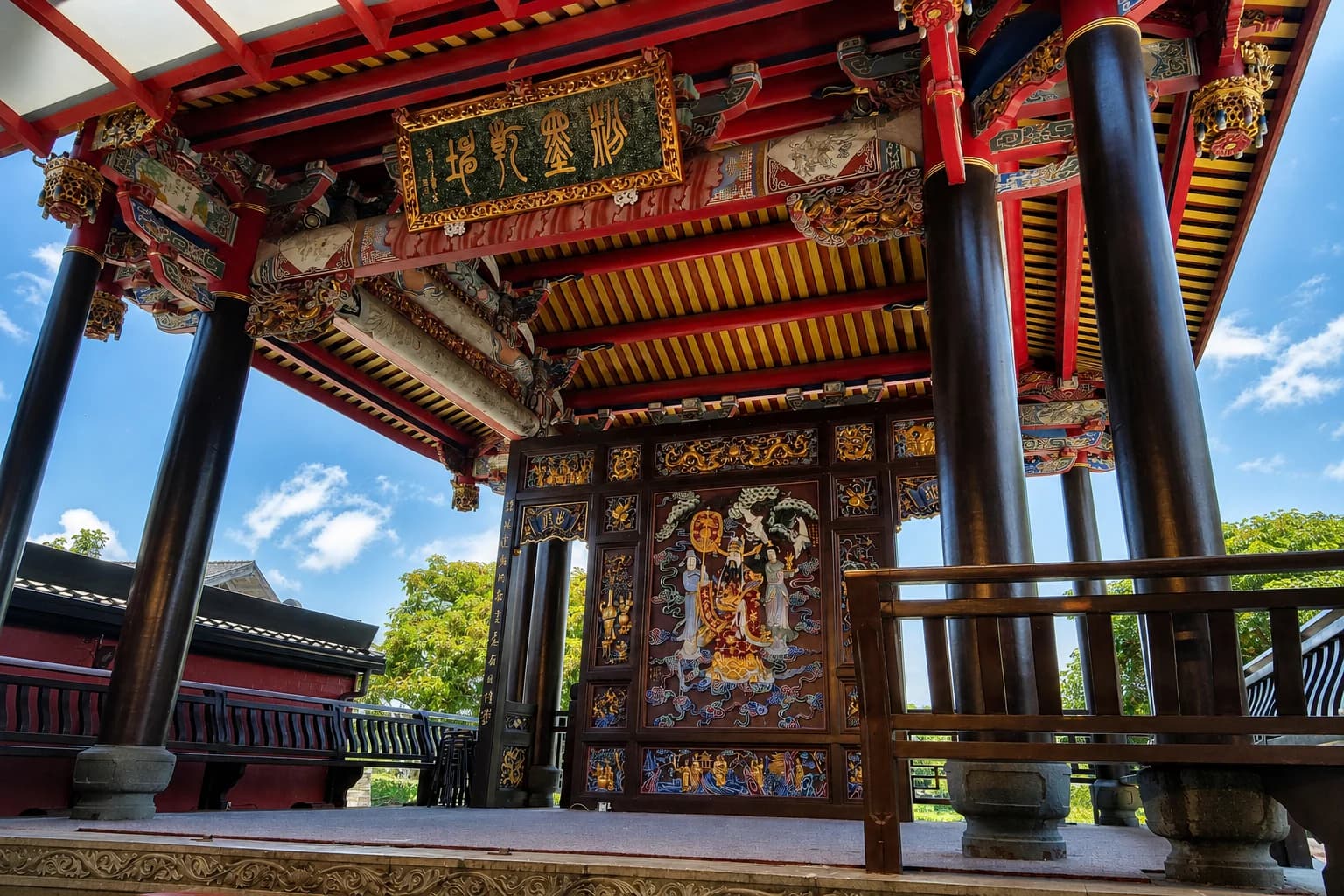 Parque de Artes Tradicionales de Yilan (宜蘭傳藝園區): escenario tradicional ante 文昌祠