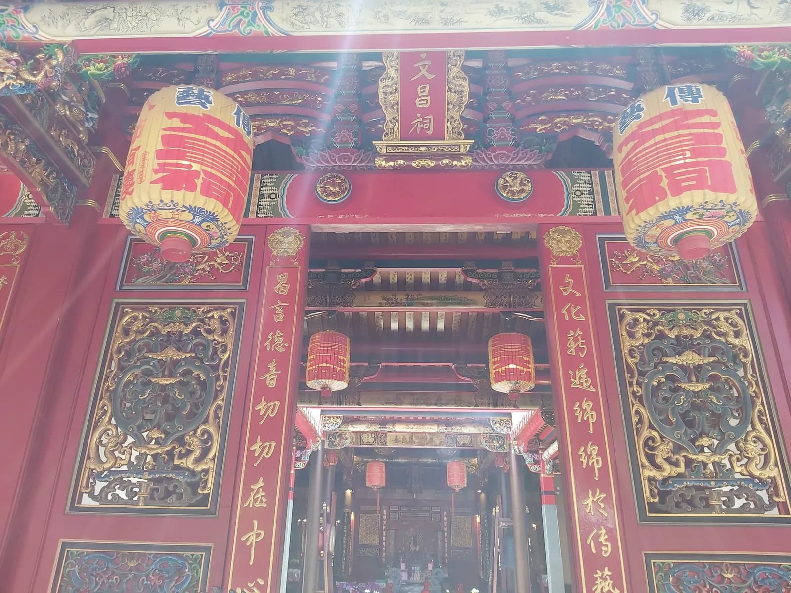 โครงไม้ทาสีและโคมใน Wenchang Temple