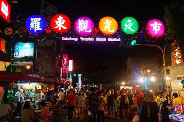 Mga kalsada at tindahan ng pagkain sa Luodong Night Market