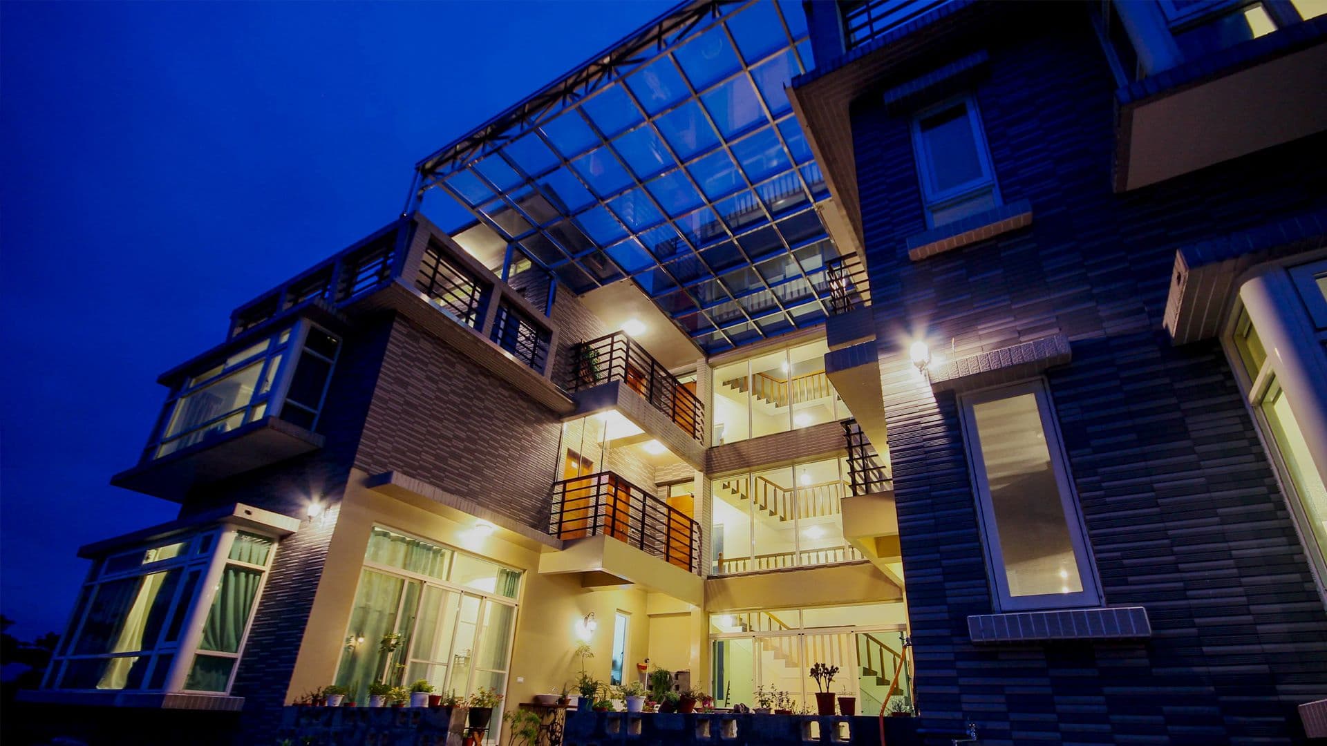 夜のWater Edge Garden Homestay外観と中庭の照明