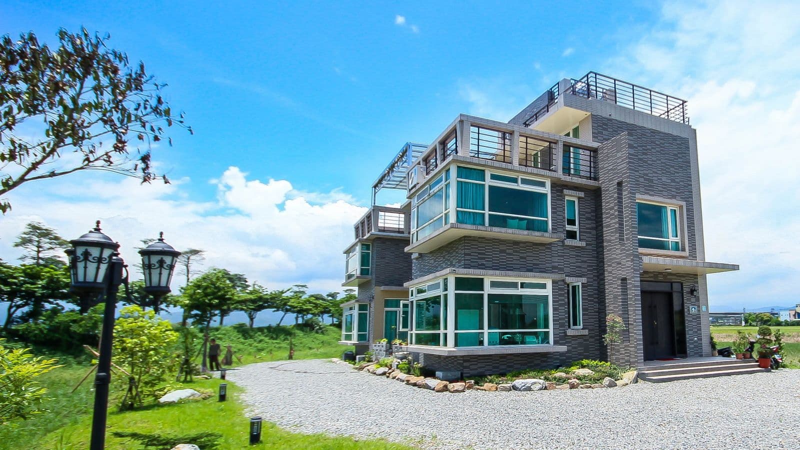 Panlabas ng Water Edge Garden Homestay at damuhan sa araw
