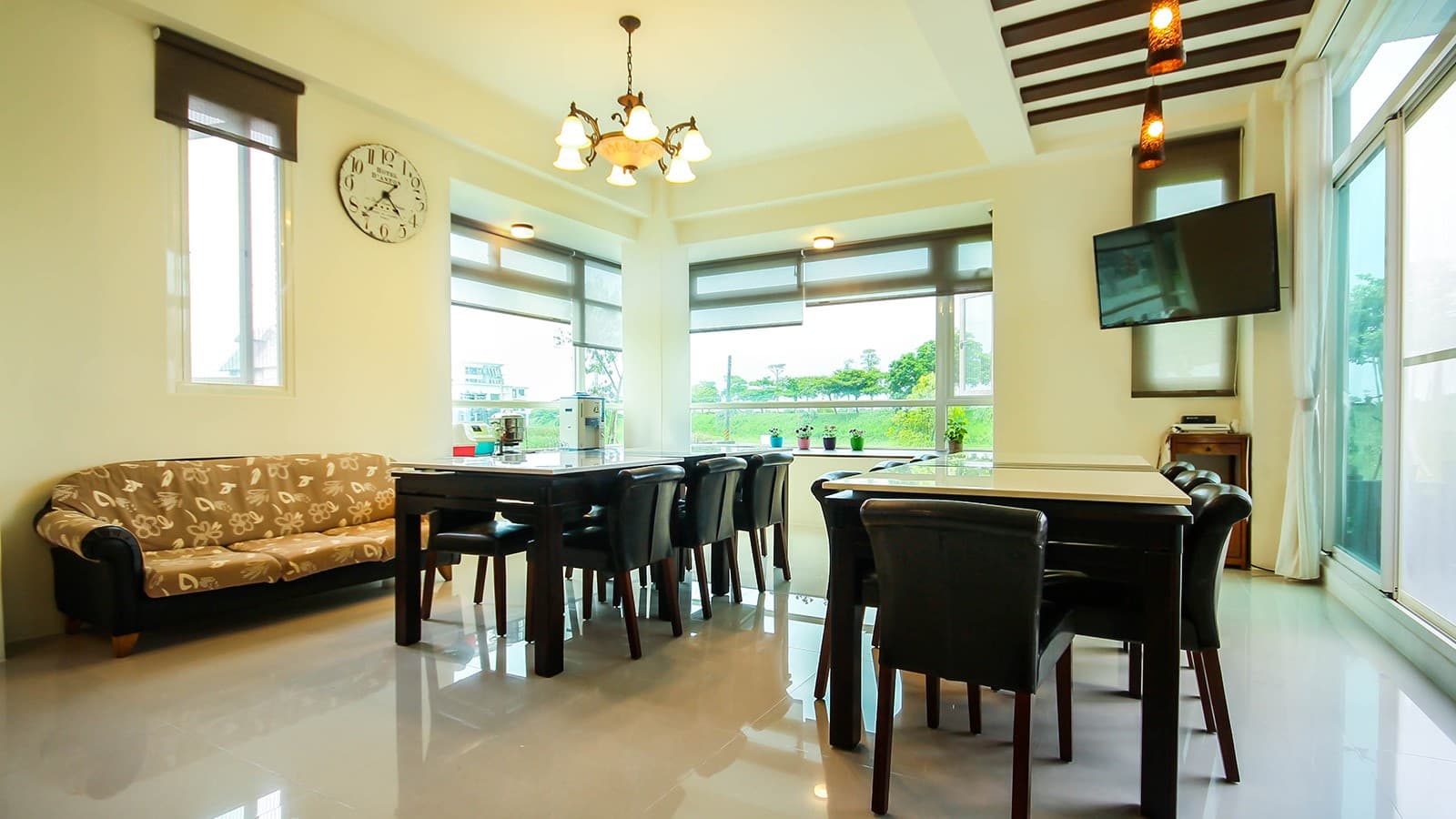 Water Edge Garden indoor dining area