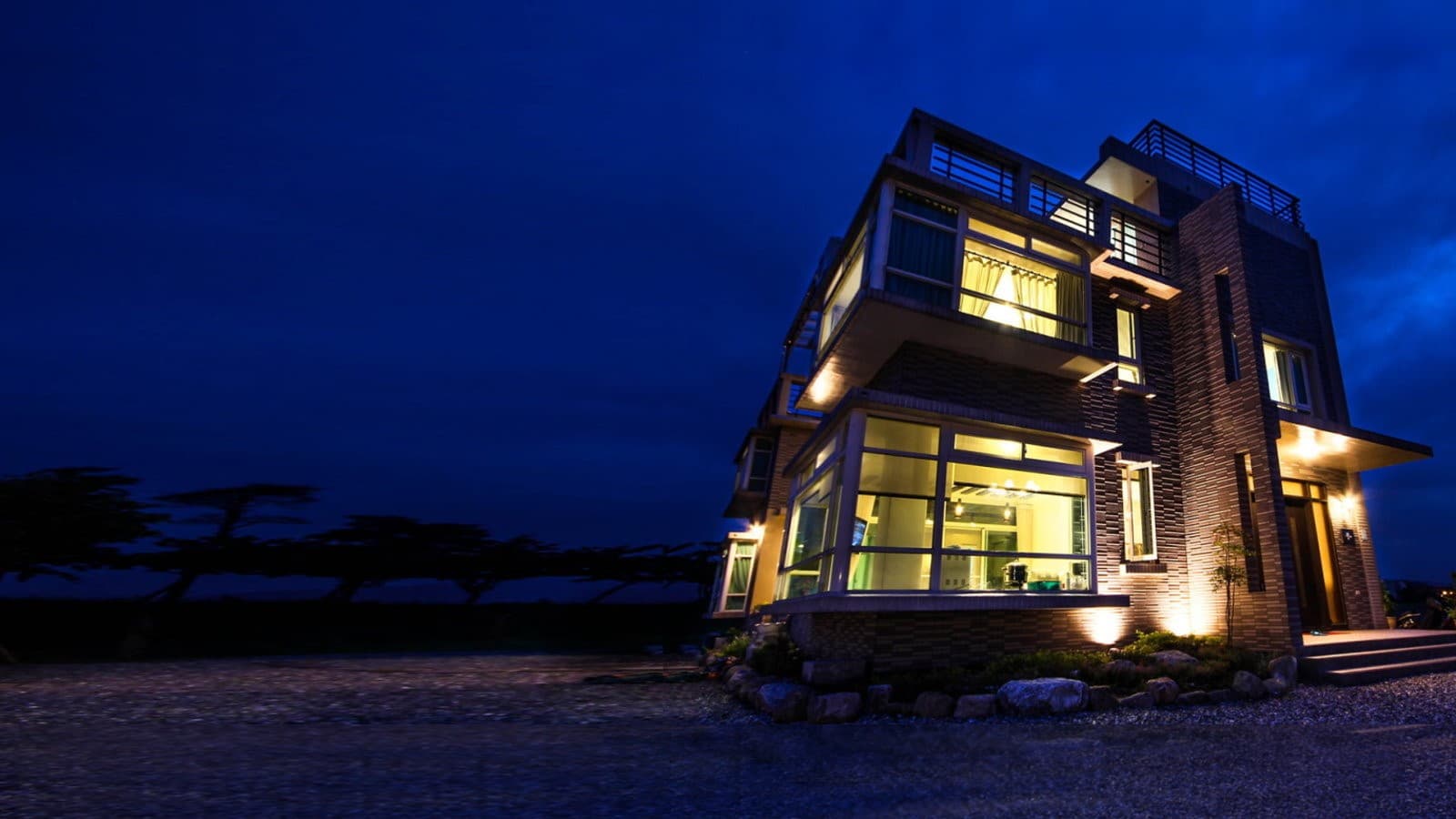 밤의 Water Edge Garden Homestay 외관