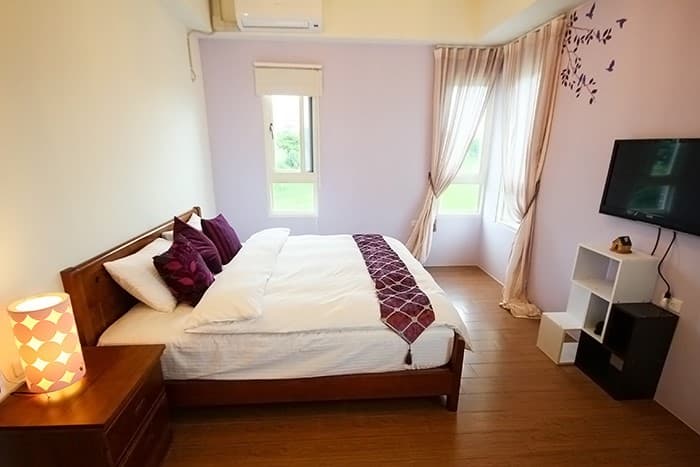 201 Field View Cozy Double Room bed and window light